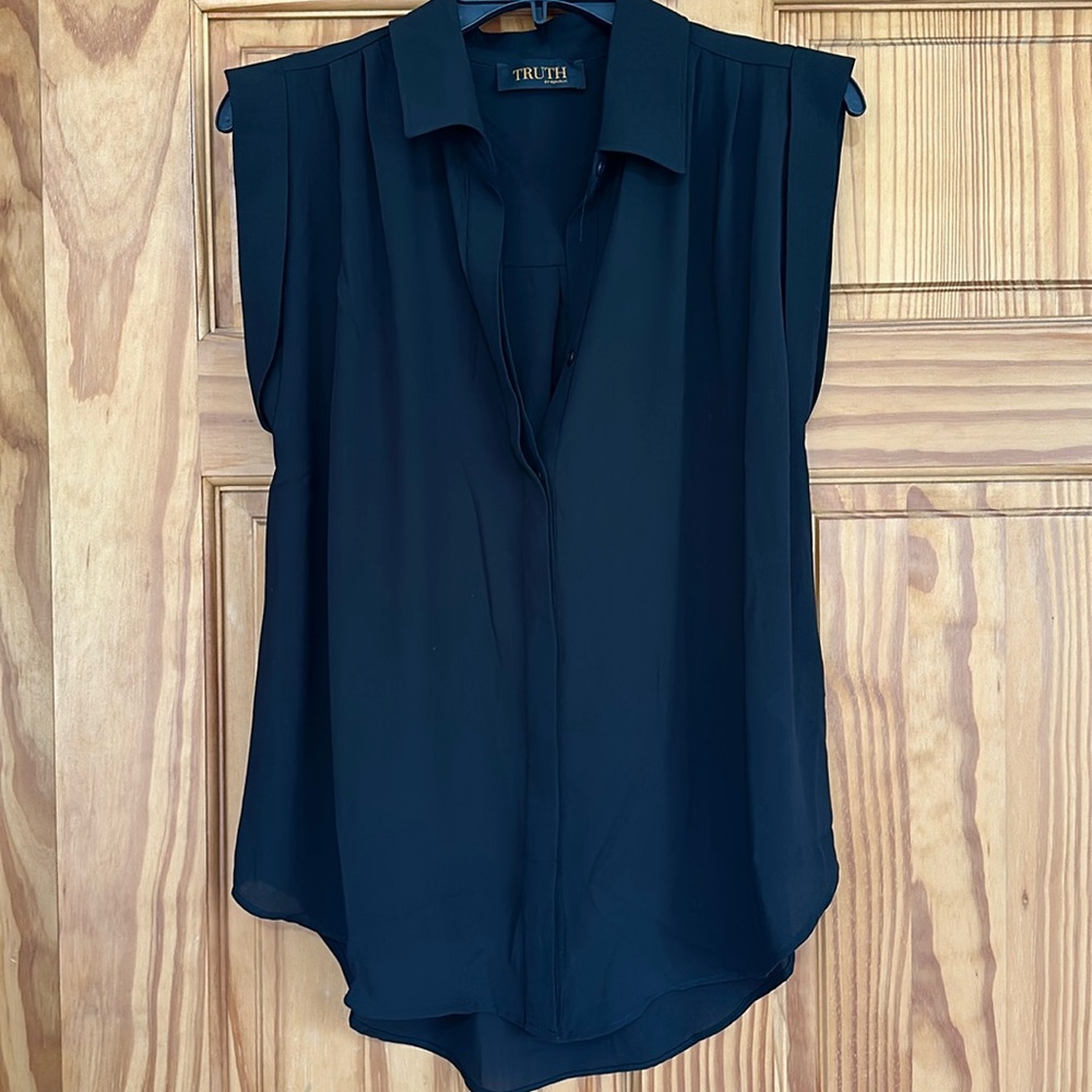 BNWT women’s button up black sleeveless dress shirt size medium